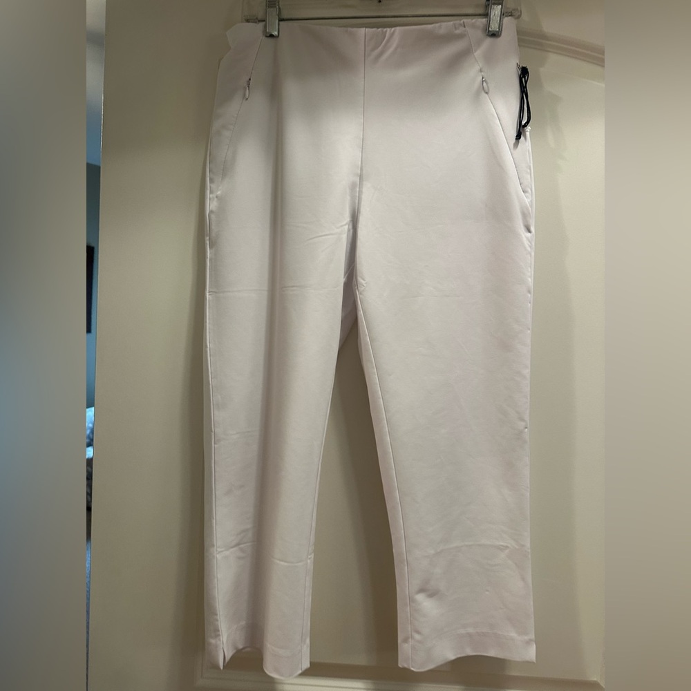 Tail white cropped women’s golf capris.